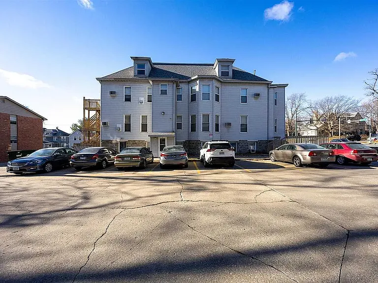 711 E Burlington St #1 — Photo 9