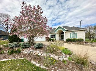 881 Fairway Dr, Forsyth, IL
