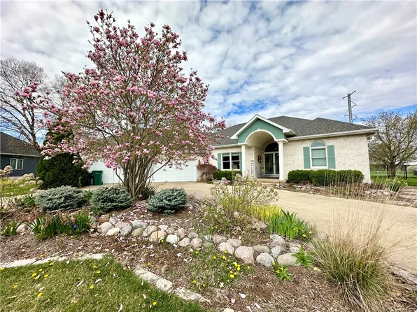 881 Fairway Dr, Forsyth, IL 62535
