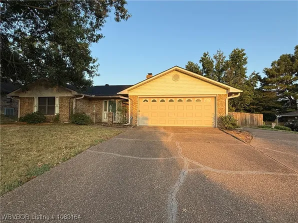 1513 N 9th St, Van Buren, AR 72956