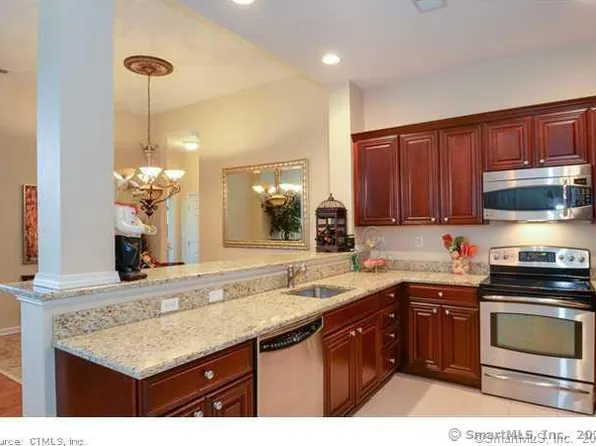 30 Schoolhouse Drive #205, West Hartford, CT 06110