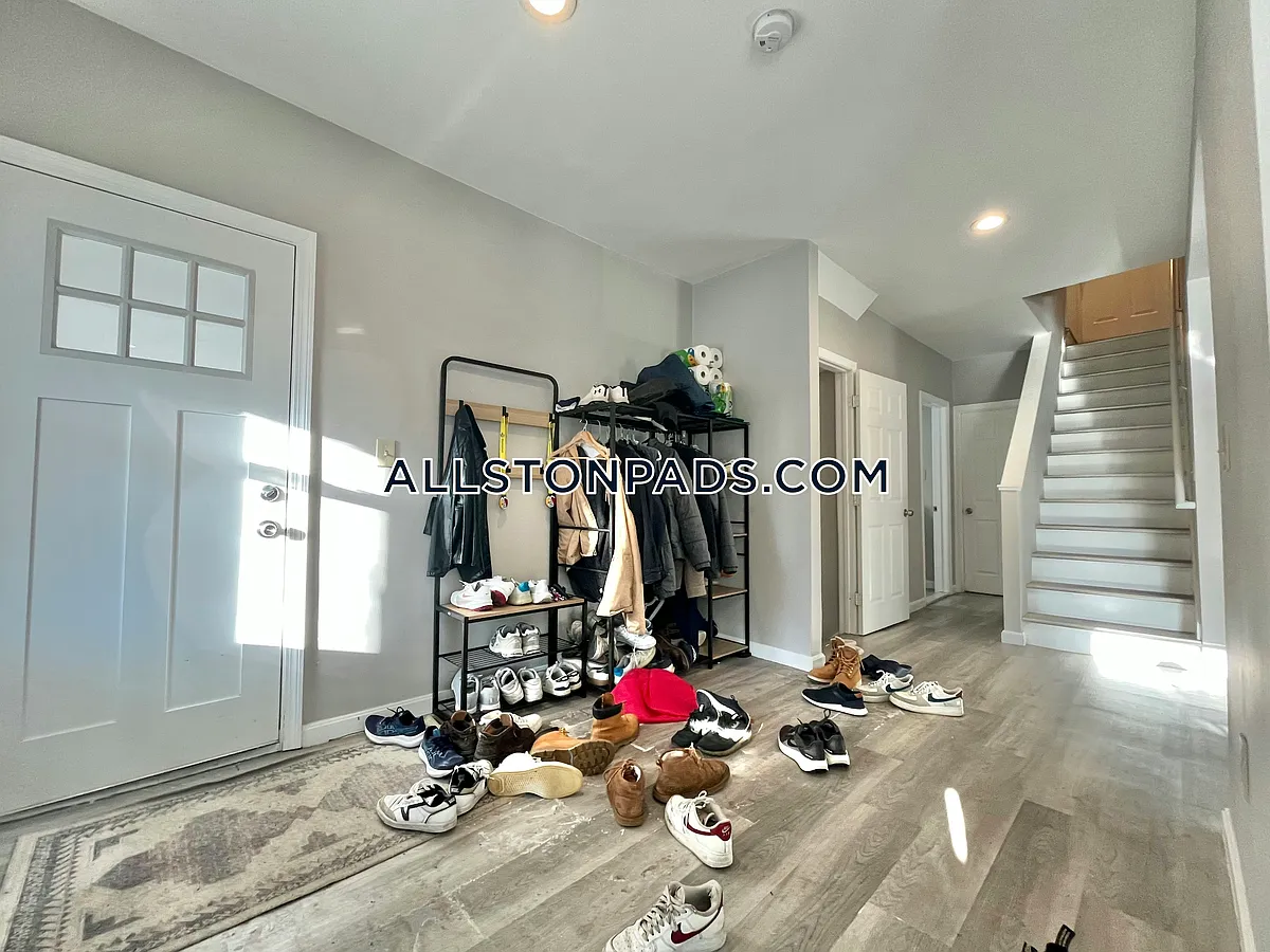 Building Photo - 66 Quint Ave #1
