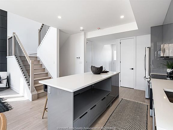 4th image of 2041 Seneca St