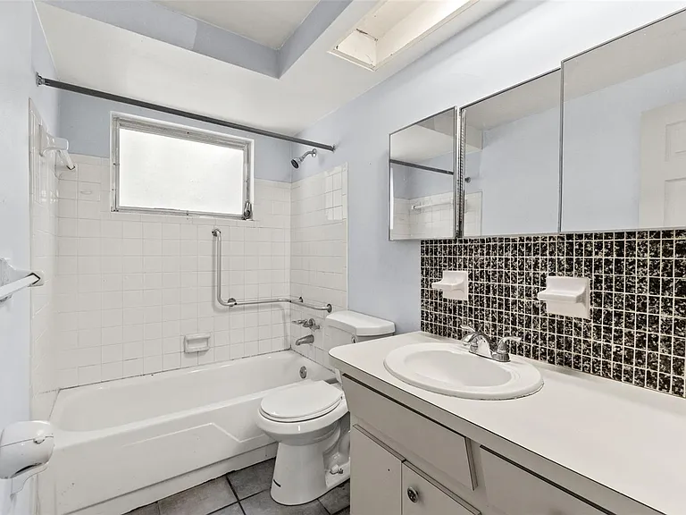 1050 Saxon Ln — Photo 6