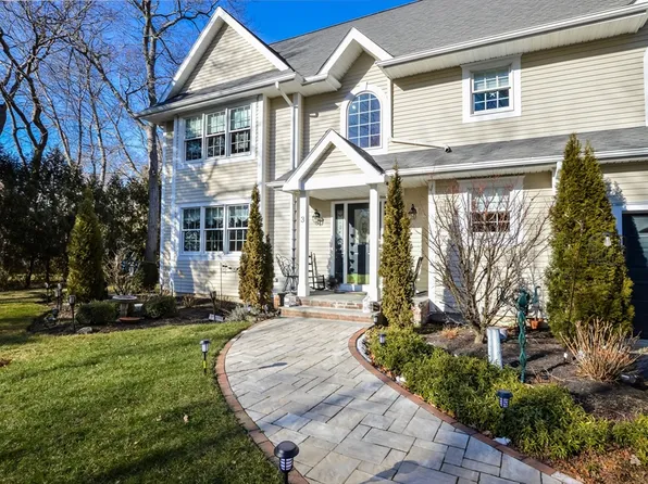 3 Captain John Smith Cir, Dartmouth, MA 02747