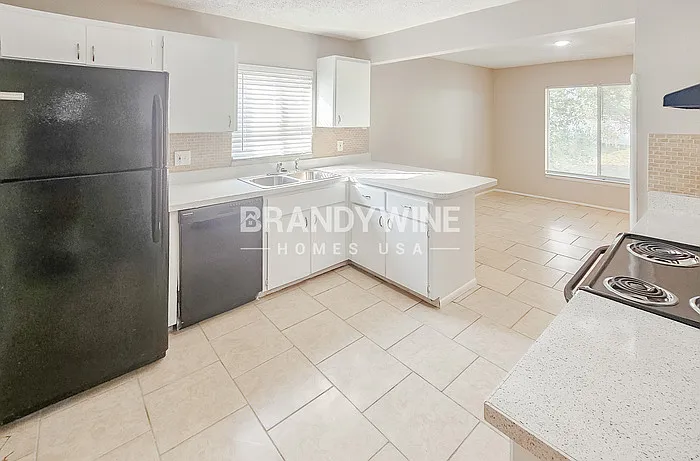 28305 International Ct — Photo 10