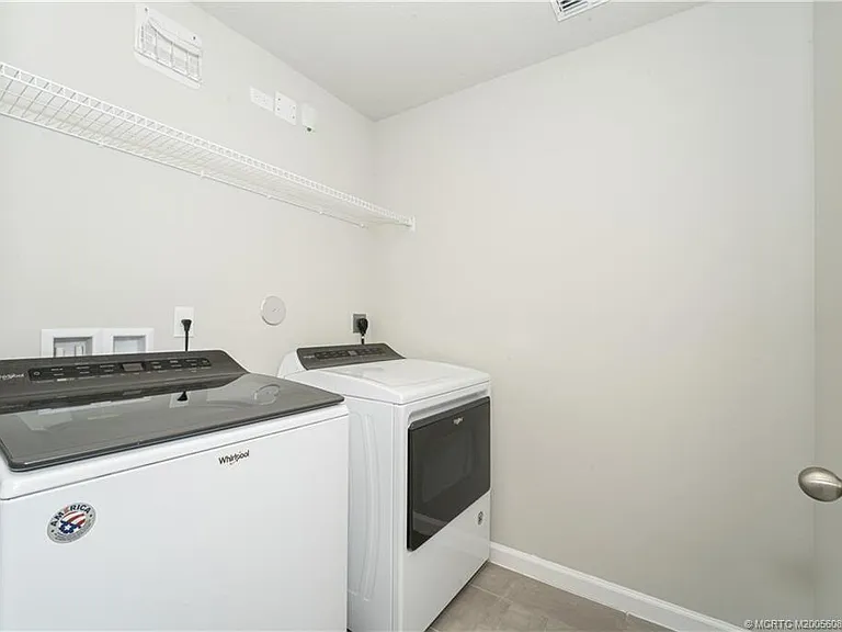 325 SE Halifax Ln — Photo 22