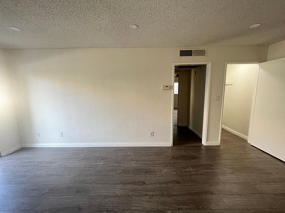 Living room (angle 2)