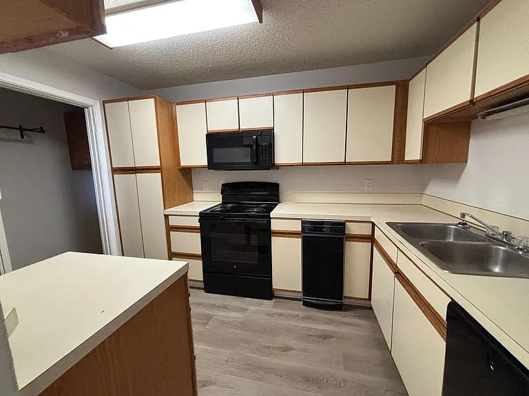 12 Meadow Creek Dr — Photo 8