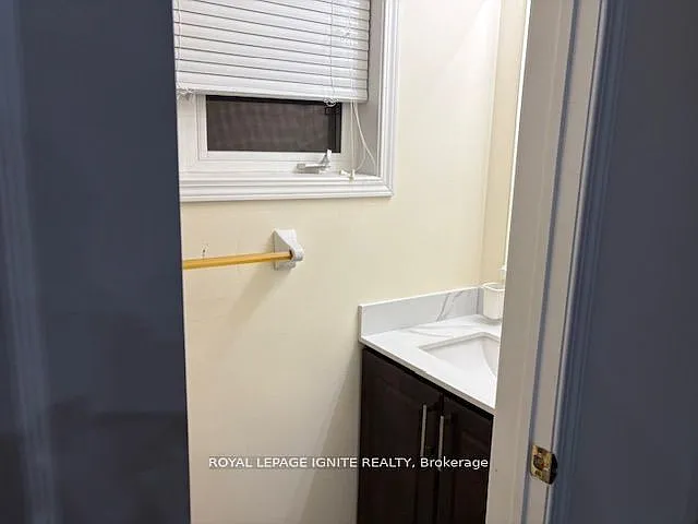 11 Curran Hall Cres — Photo 35