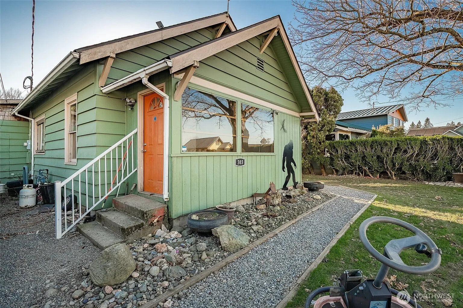 303 Lincoln Street photo 1
