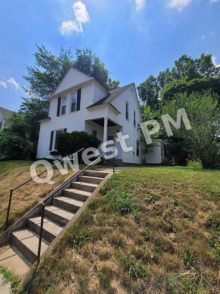 932 Crescent NE — Photo 1