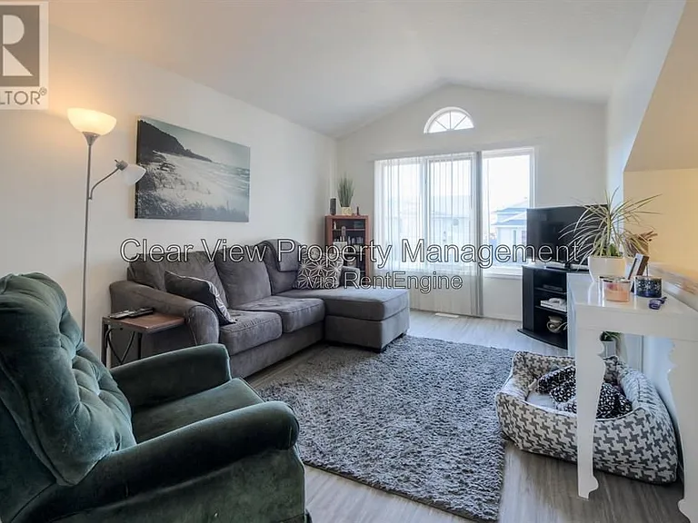 15 Assiniboia Way W #UPPER LEVEL — Photo 2