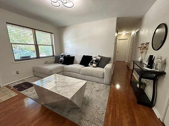 5th image of 861 Russell Ln