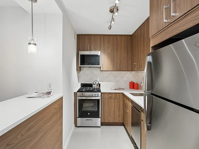 215 W 95th St #2N — Photo 4