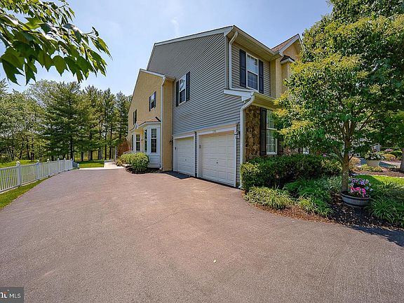 3rd image of 3301 Maplevale Cir