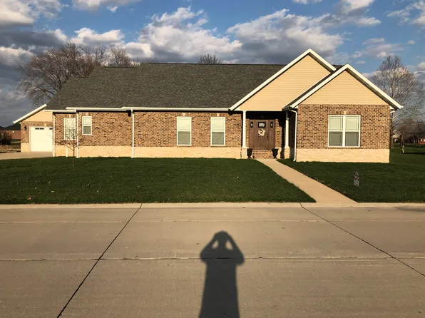 1156 Lakeview Dr, Breese, IL 62230