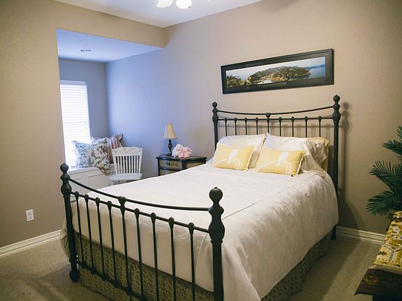 Guest bedroom 