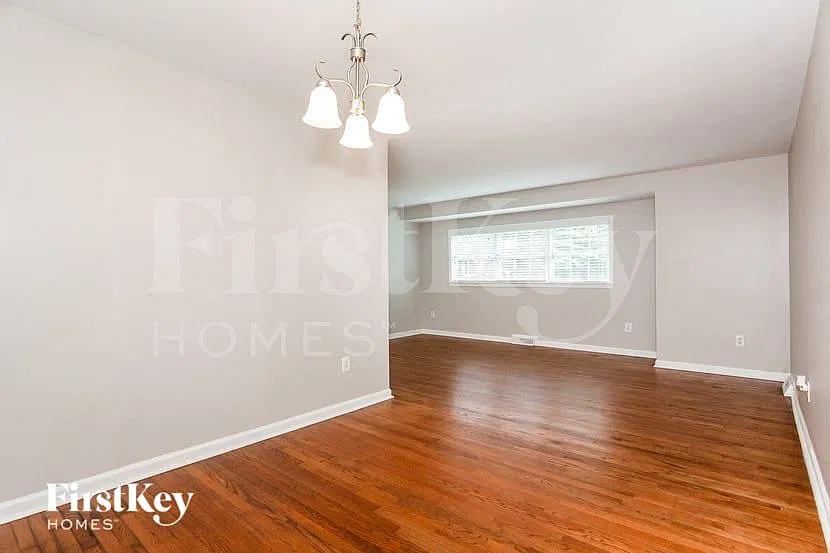 3 bed, 2.0 bath, 1347 sqft, $2,790 — Photo 2