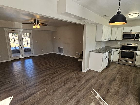 307Unit A Living Rm