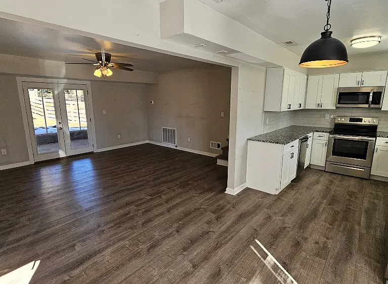 307Unit A Living Rm