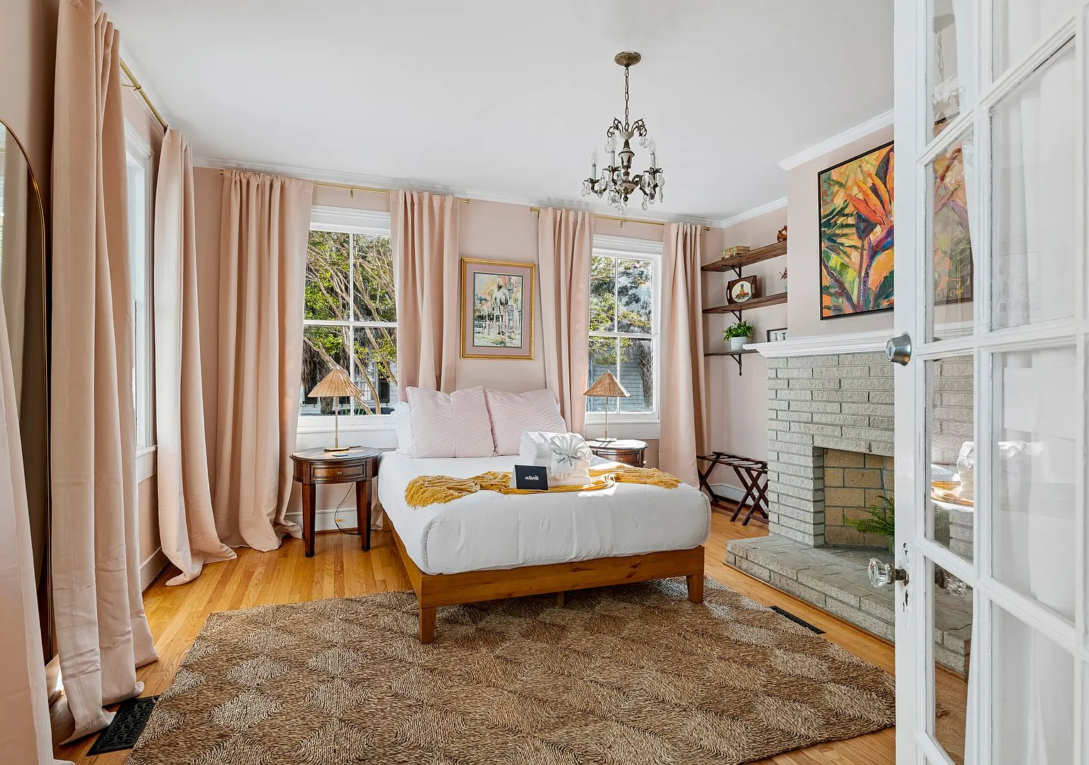 The Pink Palm- 12 Percy Street — Photo 4