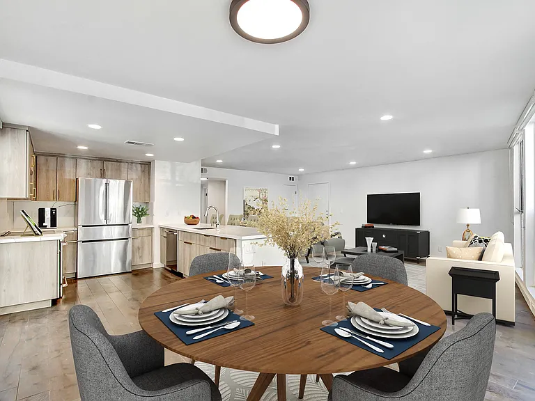 8430 De Longpre Ave — Photo 10