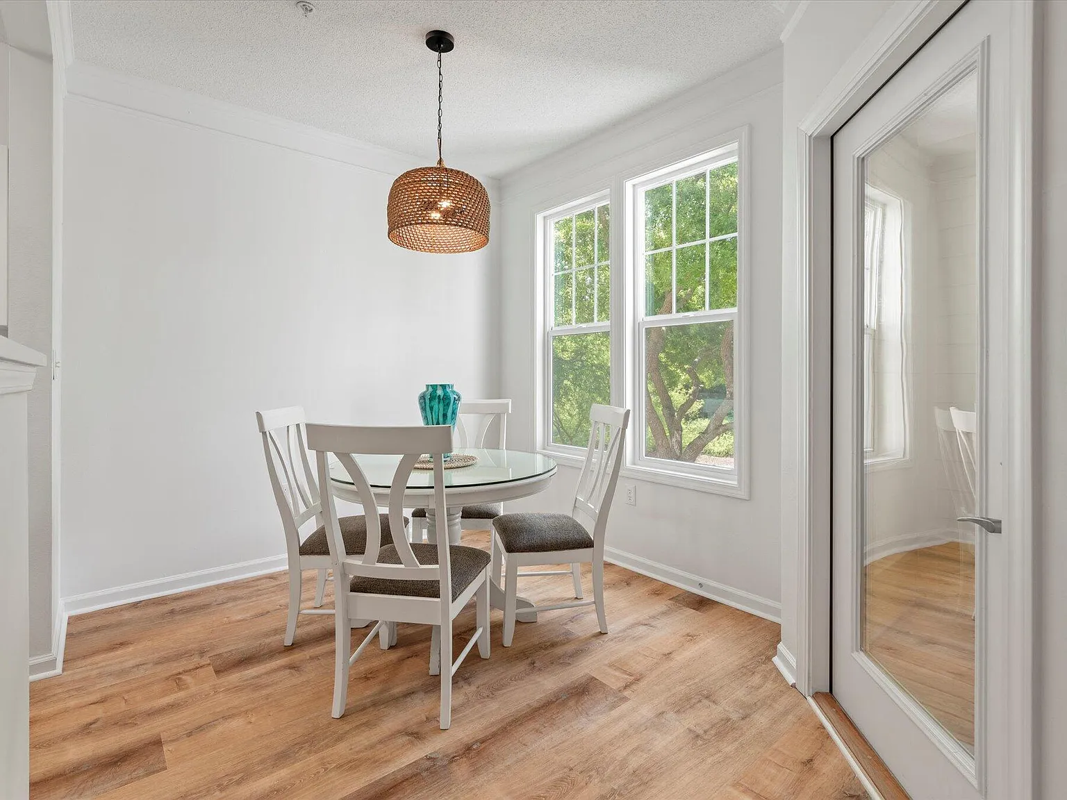 2 bed, 1057 sqft, $2,300 — Photo 3