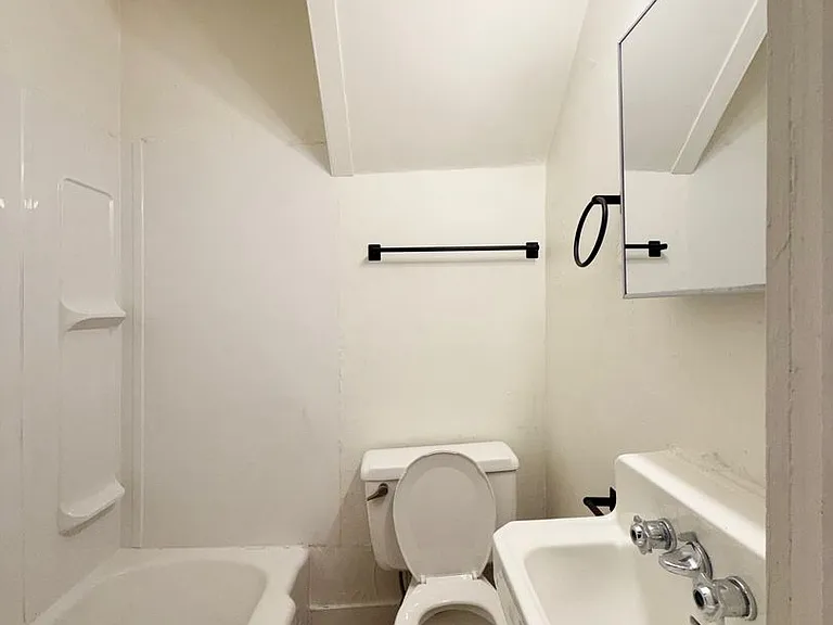 18 N Pine St #1 — Photo 9