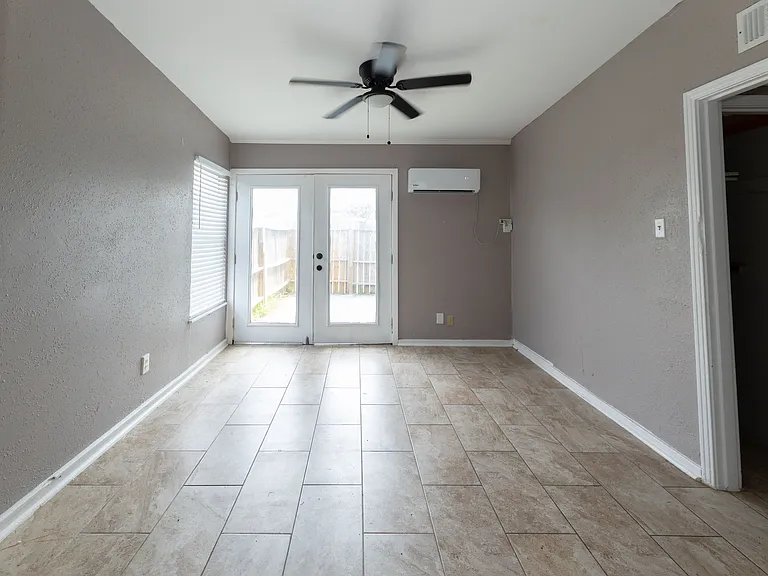 3637 Lamont St #B — Photo 5