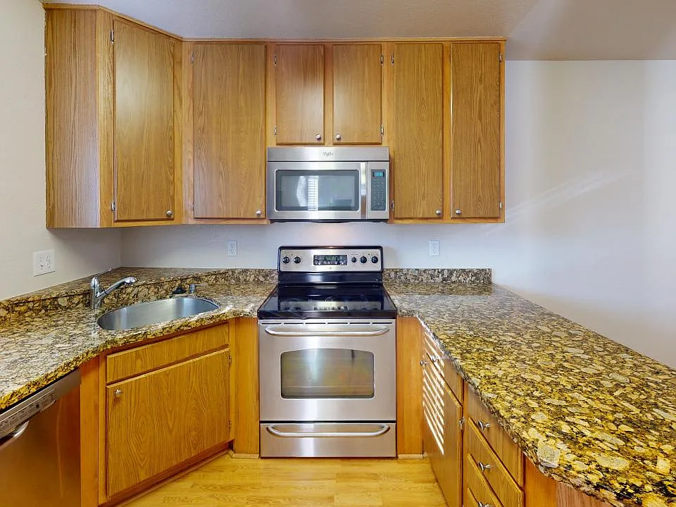 Kitchen with breakfast bar (#47)