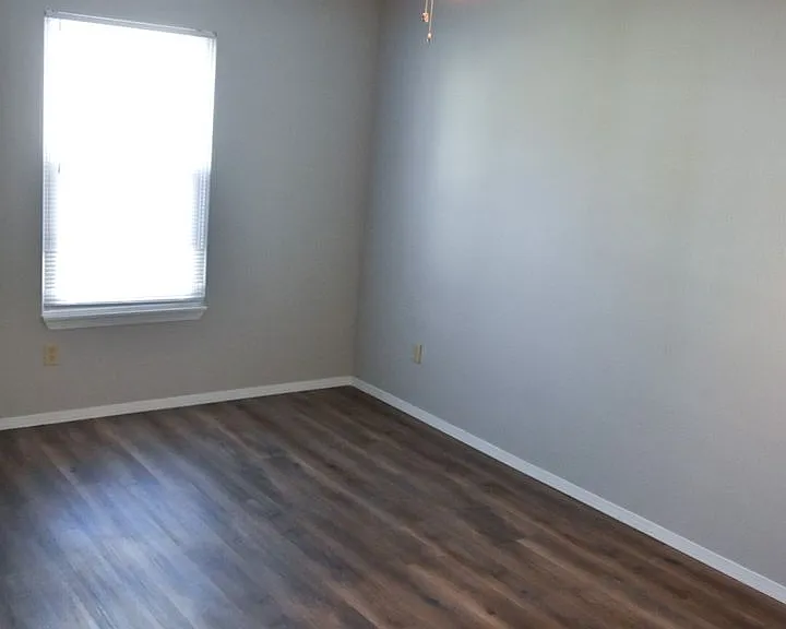 1024 E Walnut St — Photo 6