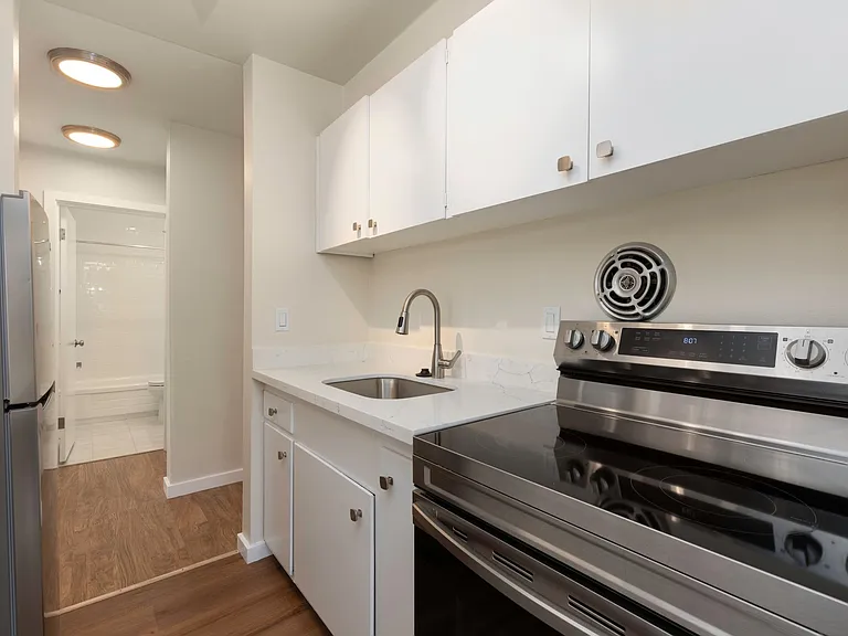 Cordova Apartments — Photo 13