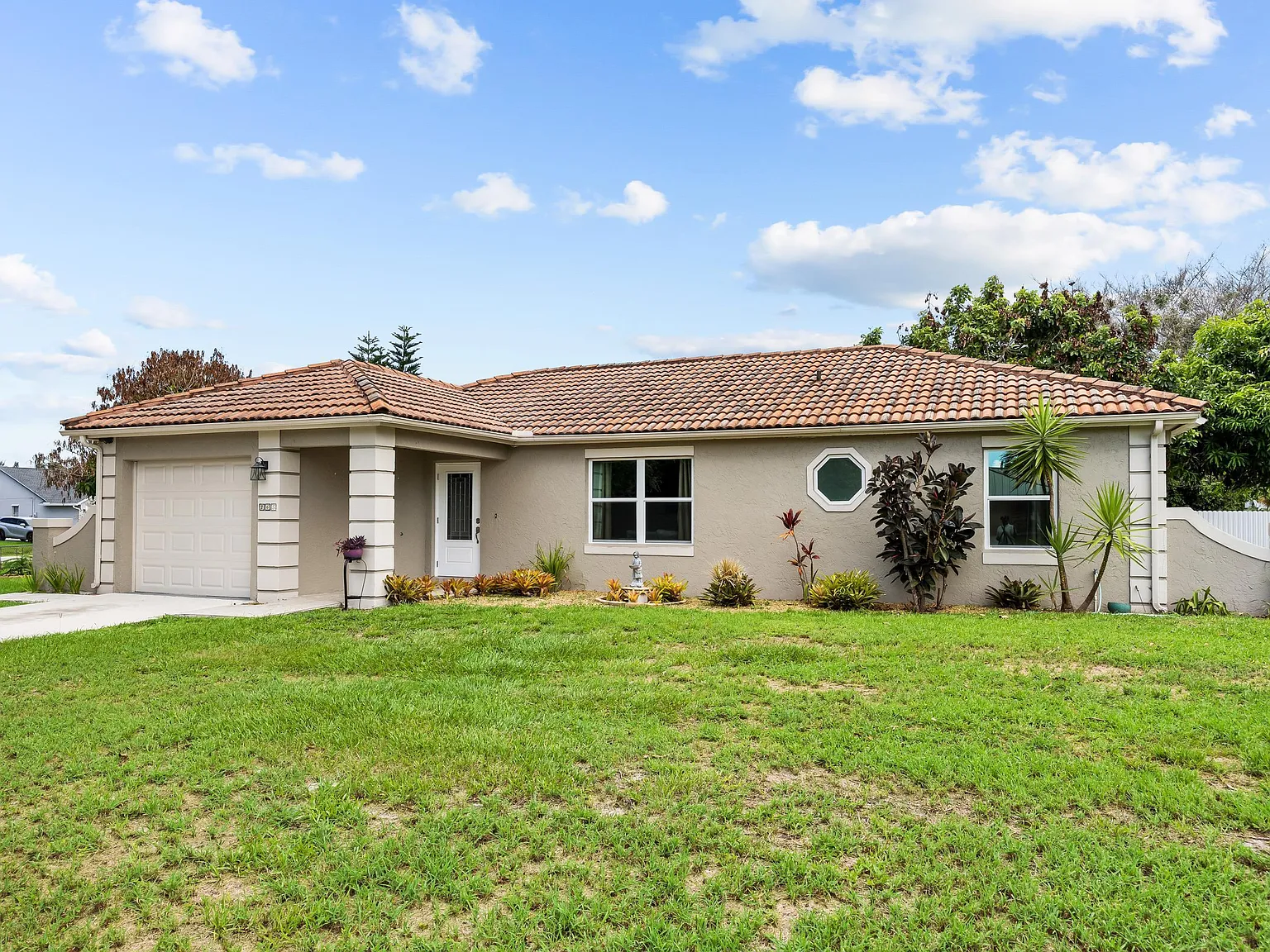 3 bed, 2.0 bath, 1128 sqft, $2,450 — Photo 2