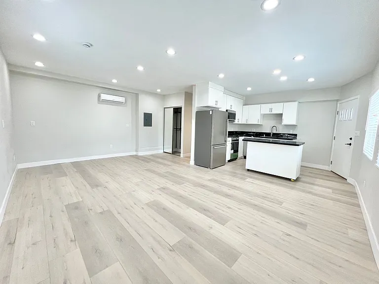 1001 E Broadway — Photo 3