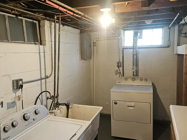 551 E Webster Ave — Photo 15