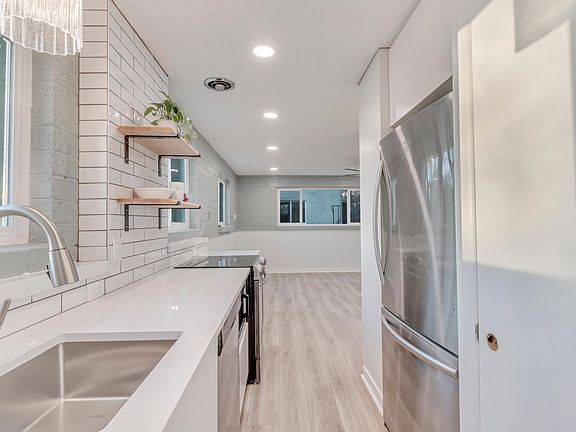 Image of 660 Grand. 654 Grand is laid out similar to this unit but has higher ceilings. 654 is an upstairs unit. All the upstairs units at this Grand Street complex have a bit of a vault which gives the unit a grander feel.