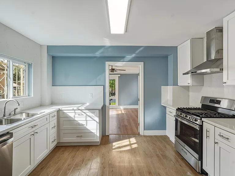1174 N Alexandria Ave — Photo 7