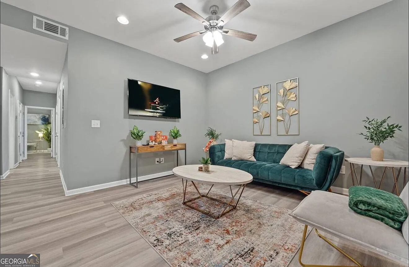 3 bed, 2.0 bath, 1212 sqft, $2,650 — Photo 1