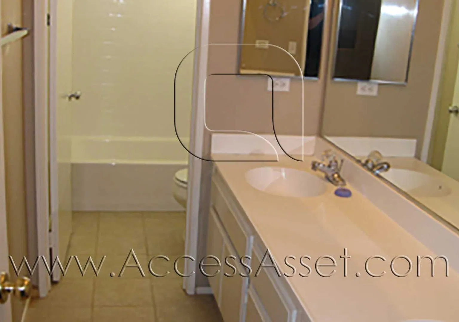Great Four Bedroom Home In Wonderful Neighborhood — Photo 4