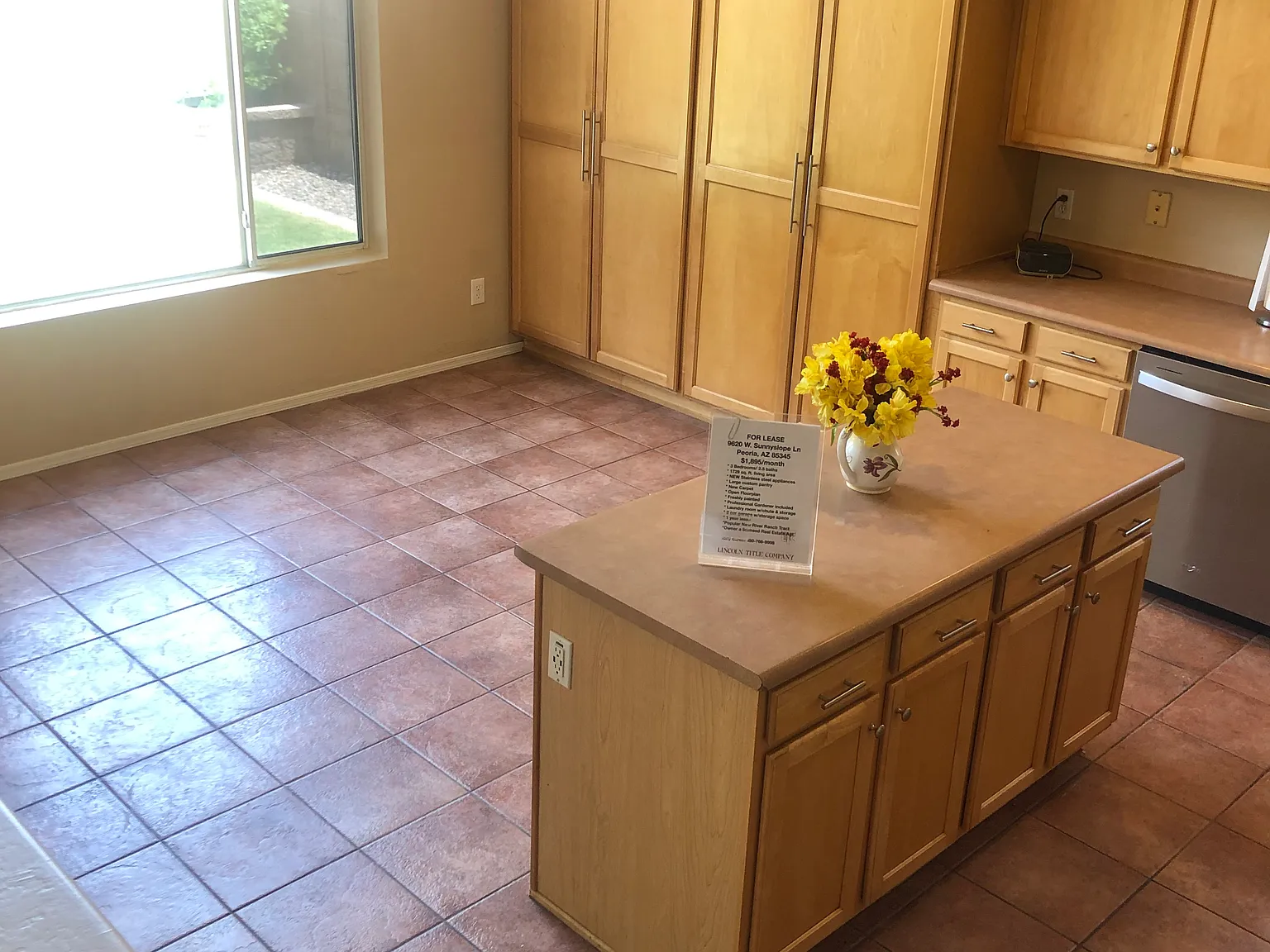 3 bed, 2.5 bath, 1729 sqft, $1,950 — Photo 4