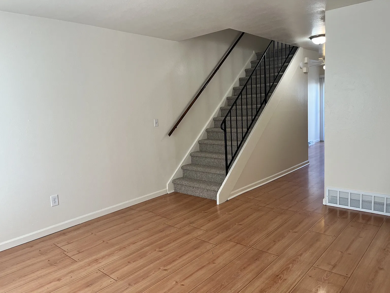 15761 E 13th Pl — Photo 2