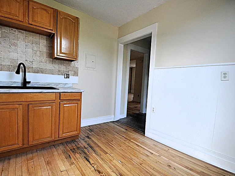 8525 Main St #UPPER — Photo 17