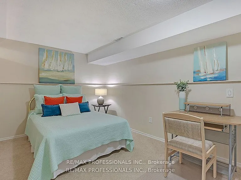 124 Panter Cres #LOWER — Photo 15