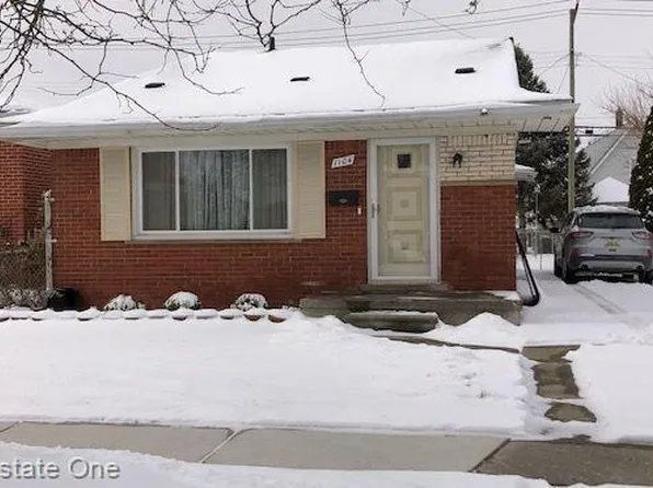 1104 6th St, Wyandotte, MI 48192