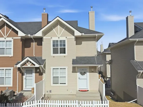 213 S Toscana Gdns NW, Calgary, AB T3L 3C3