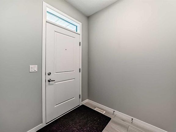 4th image of 984 E Seton Cir SE