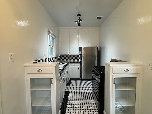 5th image of 1121 E Chevy Chase Dr #1
