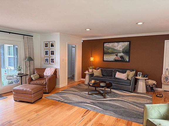 4th image of 2021 Griffith Pl E