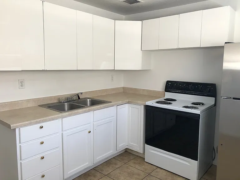 Updated 2 Bed / 1 Bath w/ Large, Flexible Floor Plan — Photo 11